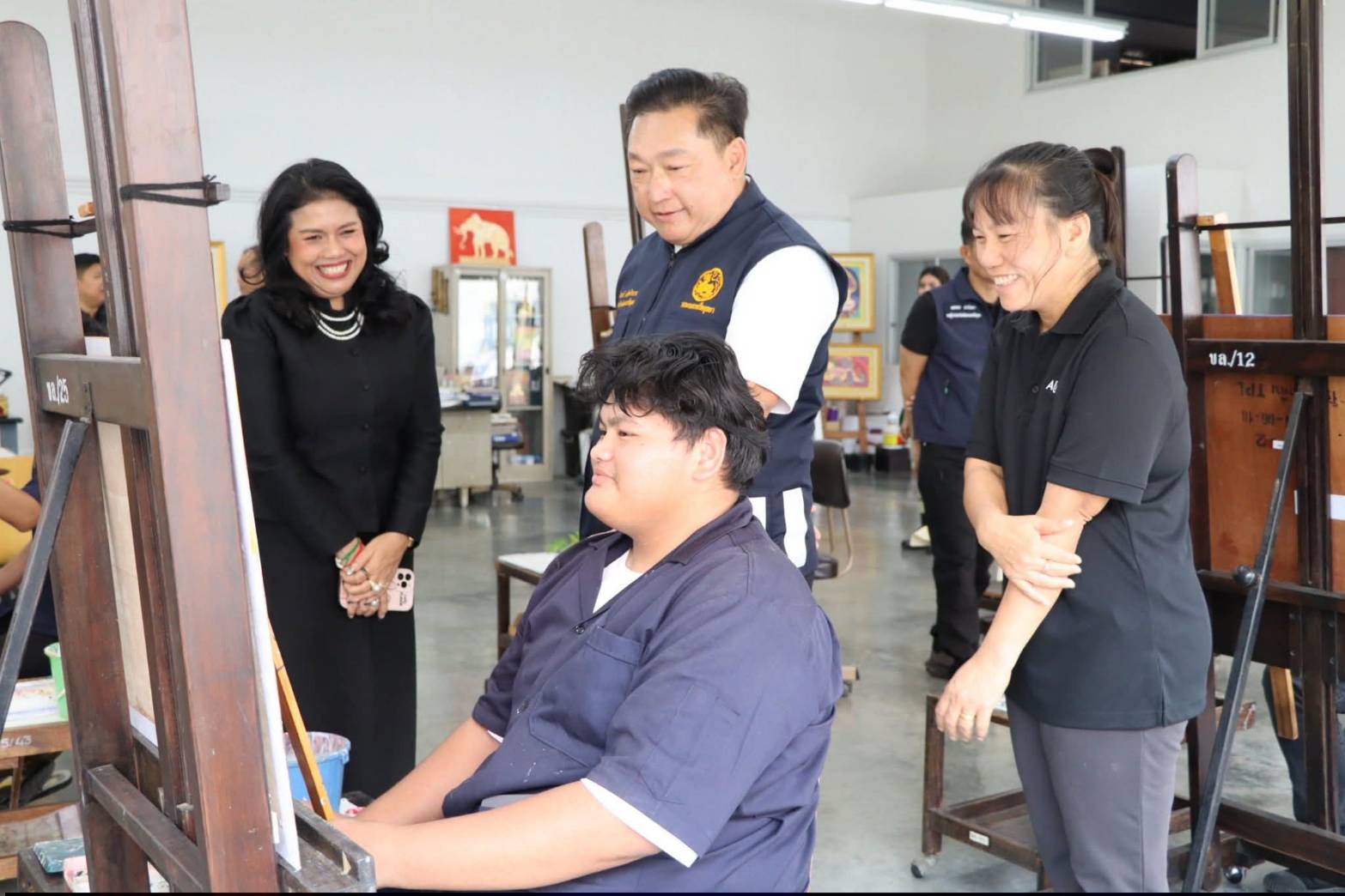 title - นางสาวสิริมา แจ้งกระจ่าง ผู้อำนวยการศูนย์ส่งเสริมและพัฒนาอาชีพเสริมนอกภาคการเกษตร ให้การต้อนรับ นายชวนินทร์ วงศ์สถิตจิรกาล ผู้ว่าราชการจังหวัดพระนครศรีอยุธยา และหัวหน้าส่วนราชการ เข้าเยี่ยมชม แผนกฝึกอบรม ศพส. ณ ศูนย์ส่งเสริมและพัฒนาอาชีพเสริมนอกภาคการเกษตร (ศูนย์ศิลปาชีพ บางไทรฯ (เดิม))